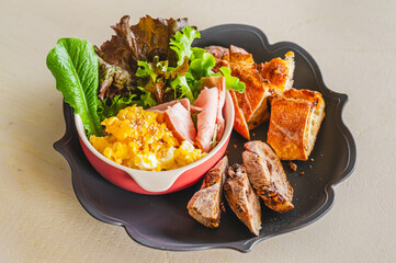 パンとサラダのワンプレート