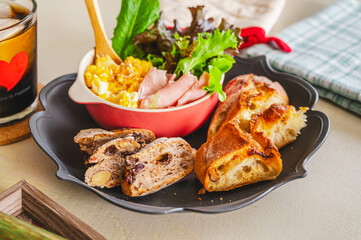 朝食のワンプレートとアイスコーヒー