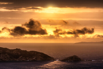Das Licht des Sonnenuntergangs scheint zwischen zwei Inseln hindurch auf das Meer