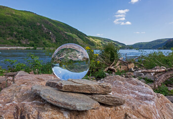 Glaskugelfotografie am Rheinufer
