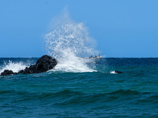 遊覧船と波しぶき