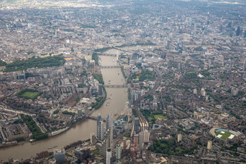 Naklejka premium Overlooking the urban sprawl of the city of London from an airplane