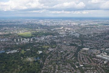 Obraz premium Overlooking the urban sprawl of the city of London from an airplane