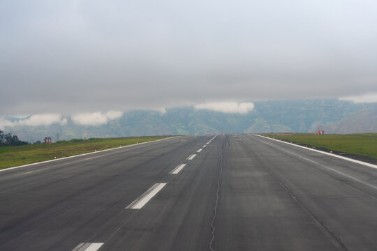 Landing track at Antonio Nari&ntilde;o airport with fog in the background.