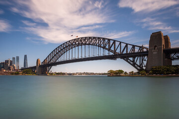 Obraz premium Long exposure of the amazing Sydney Harbour Bridge and Sydney's Downtown from the north bank namely Mattawunga