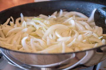 emphasizes the culinary aspects and qualities of onions, including their flavor, aroma, and presentation in dishes. It also touches on dietary preferences and the natural, fresh ingredients