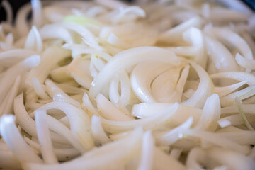 emphasizes the culinary aspects and qualities of onions, including their flavor, aroma, and presentation in dishes. It also touches on dietary preferences and the natural, fresh ingredients