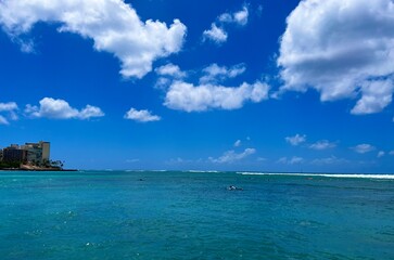 Fototapeta premium 青い海 南国 白い雲が浮かぶ海