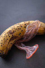 バナナとコンドーム 避妊 安全 セックス 愛情