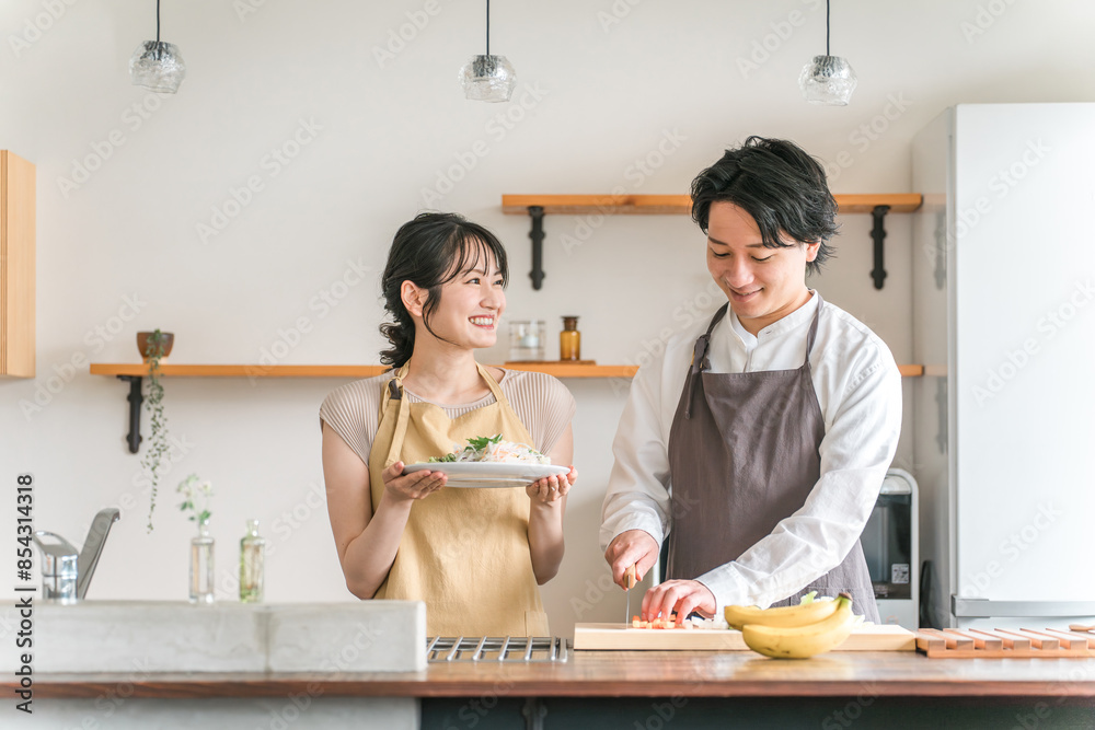 Wall mural キッチンで料理をする夫婦・包丁で野菜を切る男性