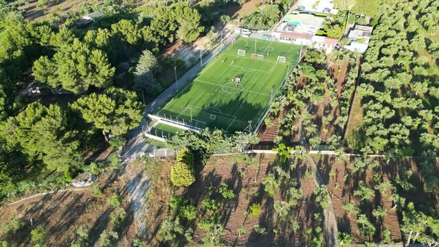 campo da calcio in erba sintetico in una campagna visto dall'alto