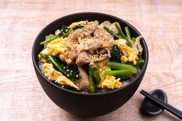 ほうれん草と豚肉のオイスターソース炒め丼