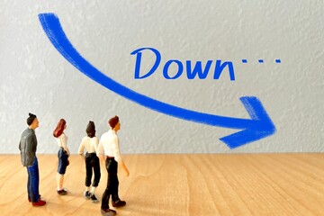 下落や減少の矢印とビジネスマン