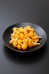 黒背景にナメコ