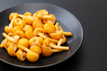 黒背景にナメコ