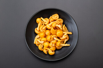 黒背景にナメコ