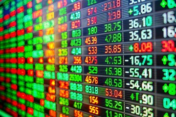 Obraz premium A photo of a digital stock market ticker displaying live stock prices