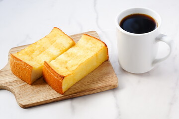 フレンチトーストと、淹れたてのコーヒーで、おいしい朝食の時間
