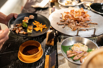 The kitchen has breakfast from the chef. Served to guests There are both sweet and fried food, delicious savory food such as stir-fried pork and fried eggs in pans and plates with meticulous care.