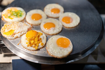 Several eggs of fried star marrow are served as breakfast to guests at a luxury hotel. Prepared by professional chefs, the taste is delicious and appetizing. Colors catch the eye