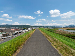 青空が広がる大和川沿いの景色