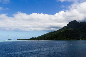 Obraz premium Moorea Island Green Trees Mountains Ocean Sky And Clouds