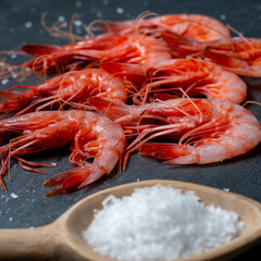 Gambas y boquerones crudos en fotos minimalistas