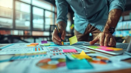 Obraz premium Businessman Analyzing Data with Sticky Notes