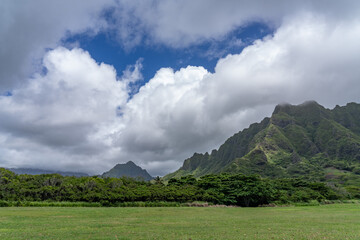Obraz premium Kualoa Regional Park Kualoa Regional Park, Koʻolau Range is a name given to the dormant fragmented remnant of the eastern or windward shield volcano of the Hawaiian island of Oʻahu. 