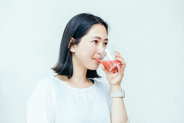 トマトジュースを飲む女性　woman drinking tomato juice