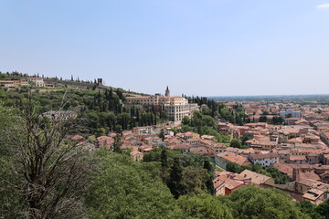 Blick in die Historische Altstadt von Verona in Italien	