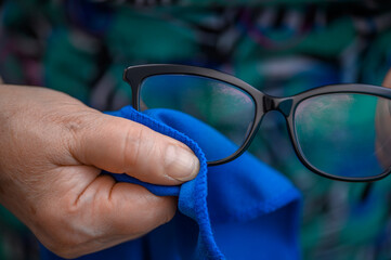 Przecieranie okularów miękką szmatką z mikrofibry  © Paweł Kacperek