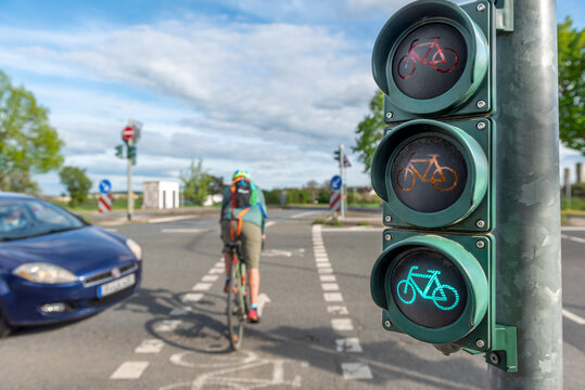 Beinahcrash zwischen einem Radfahrer, der bei gr&uuml;ner Phase eine Star&szlig;e &uuml;berquert und einem heranfahrendem Auto
