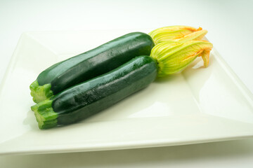 色鮮やかな花をつけた新鮮なズッキーニ
