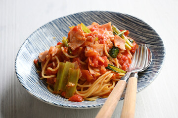 小松菜とベーコンのトマトソースパスタ