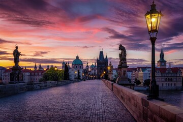 Obraz premium Beautiful summer sunrise view of the Charles Bridge and skyline of Prague, Czech Republic
