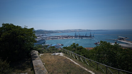 Fototapeta premium Porto di Ancona visto dal parco del Cardeto