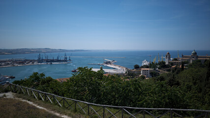 Naklejka premium Porto di Ancona visto dal parco del Cardeto