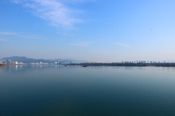 river passes through the city