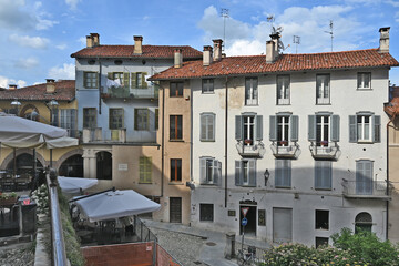 Fototapeta premium Saluzzo, Vicoli, strade, case, palazzi, portici del centro storico - Cuneo, Piemonte