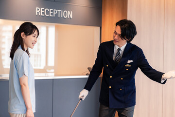 Fototapeta premium お客様の案内をするホテルマン