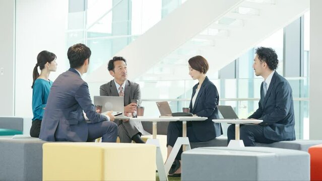オープンオフィス会議シーン