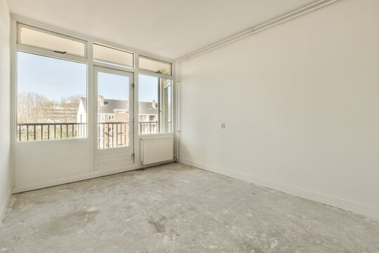 Spacious empty room with balcony at Honselerdijkstraat 26