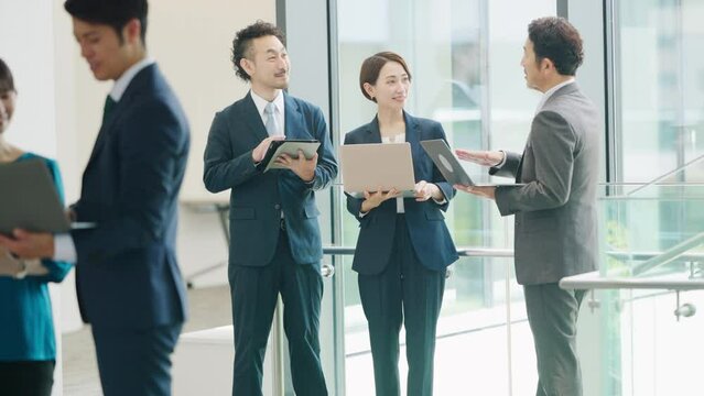 オープンオフィス会議シーン