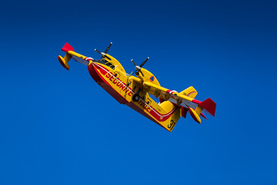 Training of a Canadian civil security in the Mediterranean. Canadair pilots take advantage of the fire-free season to maintain their skills. 
