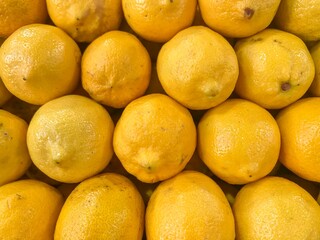 Pile of fresh Brazilian oranges on market stall for sale.
