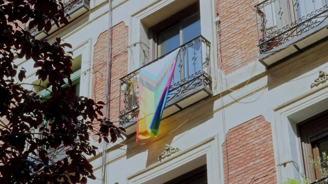 Bandera LGBTQIA+ colgada en un balc&oacute;n de un edificio del centro de Madrid en Espa&ntilde;a. 