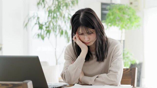 勉強で行き詰まる女性