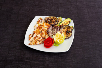 petto, pollo, griglia, verdure, grigliate, zucchine, melanzana, radicchio, limone, pomodoro, secondo, decorazioni, piatto, quadrato, bianco, tovaglia, texture, grigia, grigio, prospettiva, inclinato, 