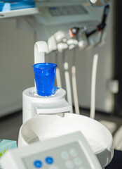 Behandlungsgeräte und Zahnpflegezubehör in einer Zahnarztpraxis 